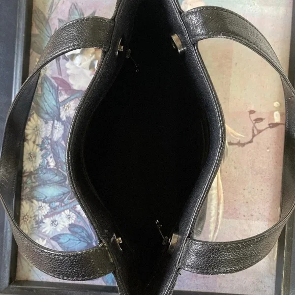 CHANEL Black Leather Shoulder Bag with Classic Design - Picture 9 of 17